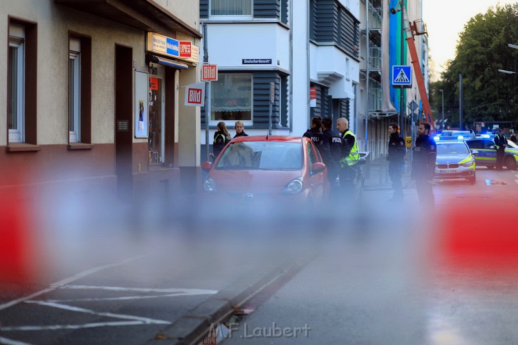 Einsatz BF Pol SEK Bedrohungslage Koeln Buchheim Herlerstr P08.jpg